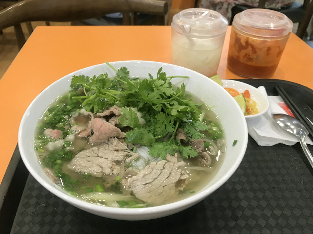 空港でフォーを食す